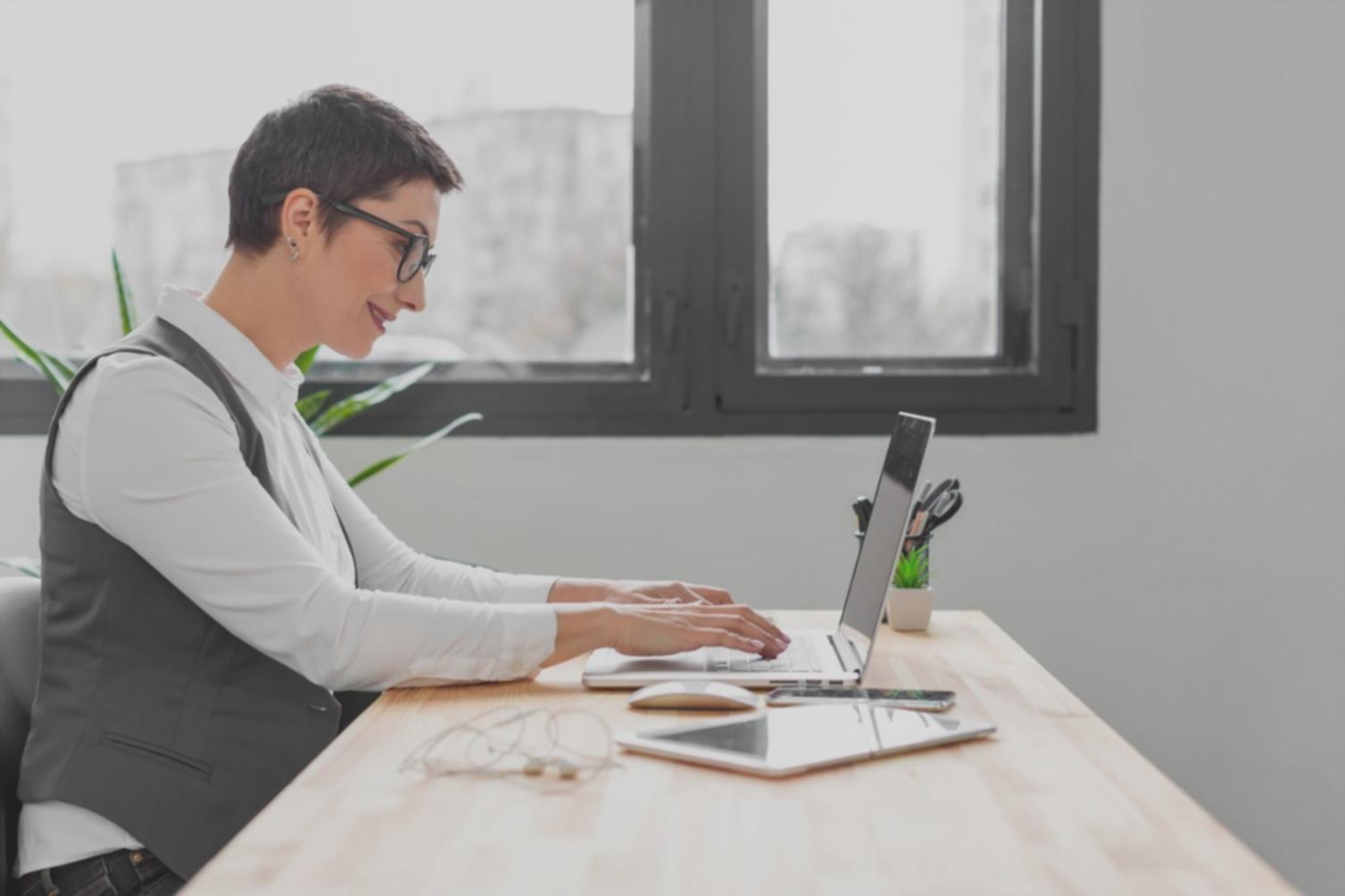 Finanzexperte analysiert Marktdaten und Investmentstrategien